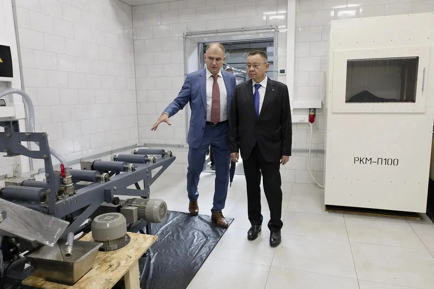 Министр строительства и ЖКХ РФ Ирек Файзуллин провел в НИЦ «Строительство» рабочее совещание по развитию научной составляющей строительной отрасли и наращиванию исследовательского потенциала для решения актуальных задач стройкомплекса