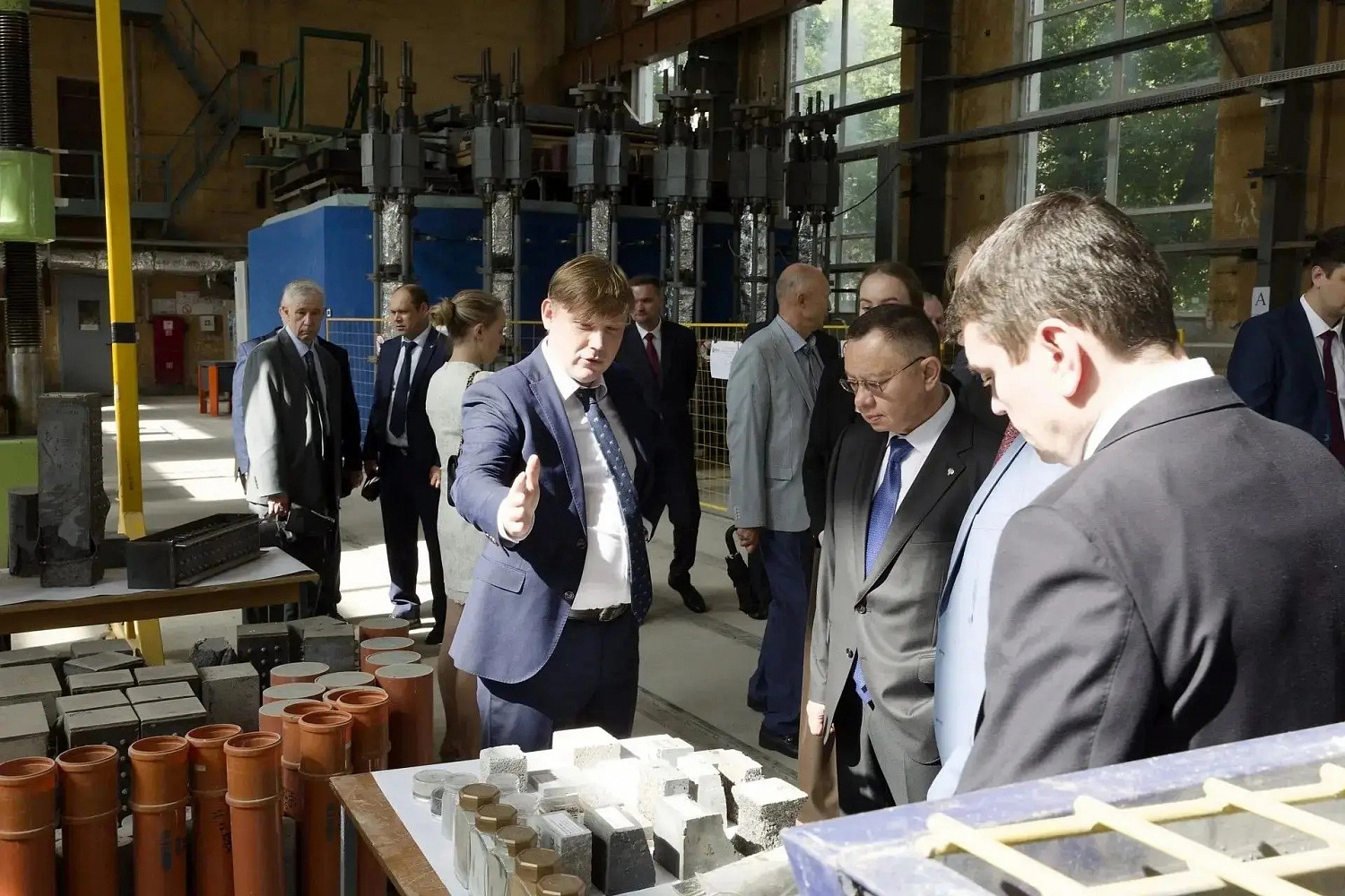 Министр строительства и ЖКХ РФ Ирек Файзуллин провел в НИЦ «Строительство» рабочее совещание по развитию научной составляющей строительной отрасли и наращиванию исследовательского потенциала для решения актуальных задач стройкомплекса